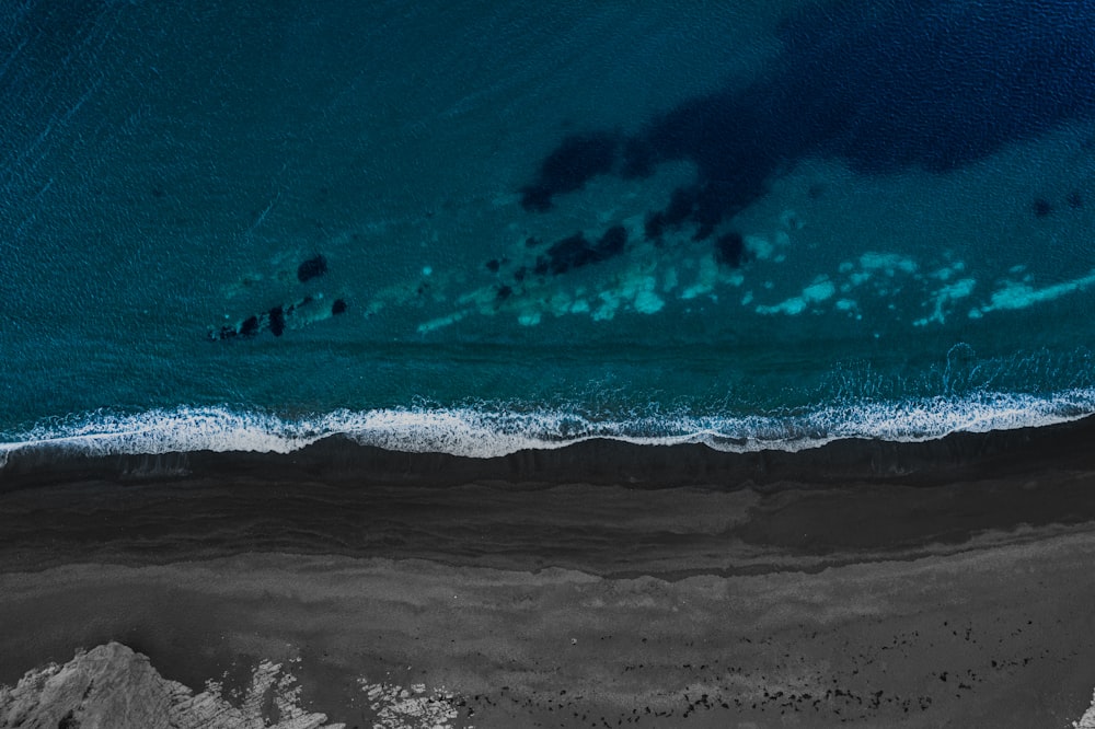 青と白の海の波