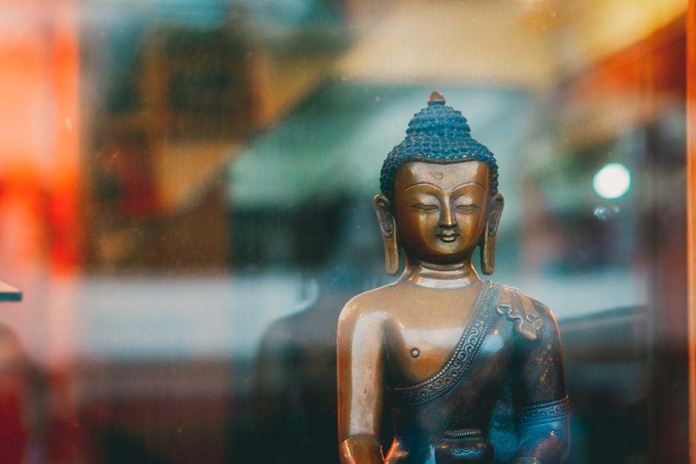 Blaue Buddha-Figur in Tilt Shift-Linse
