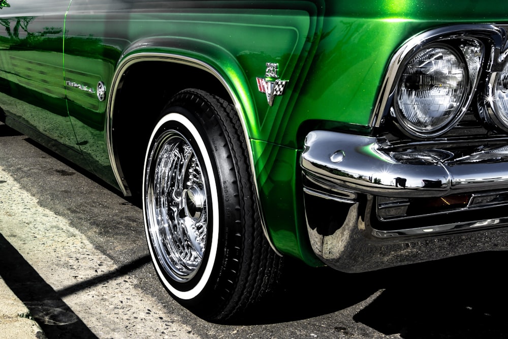크롬 휠이 있는 녹색 자동차