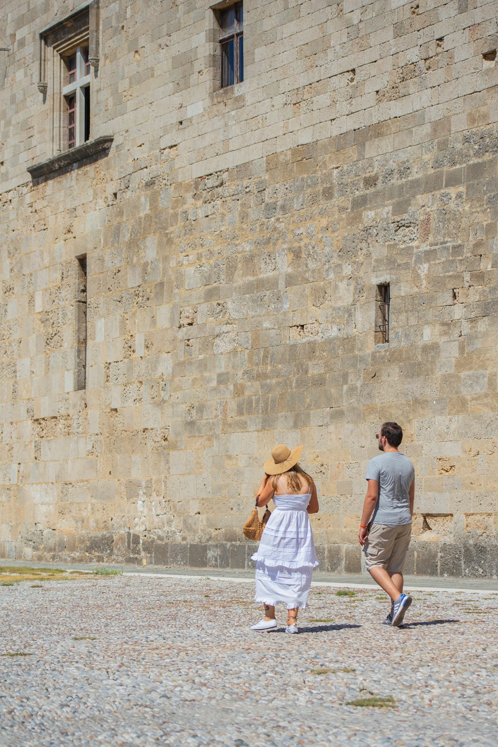 hombre y mujer caminando por la calle durante el día