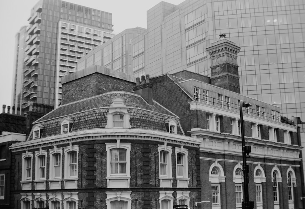 a black and white photo of a building in a city