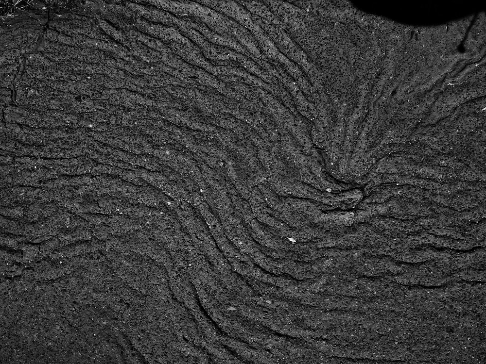 Ein Schwarz-Weiß-Foto von Sand und Wasser