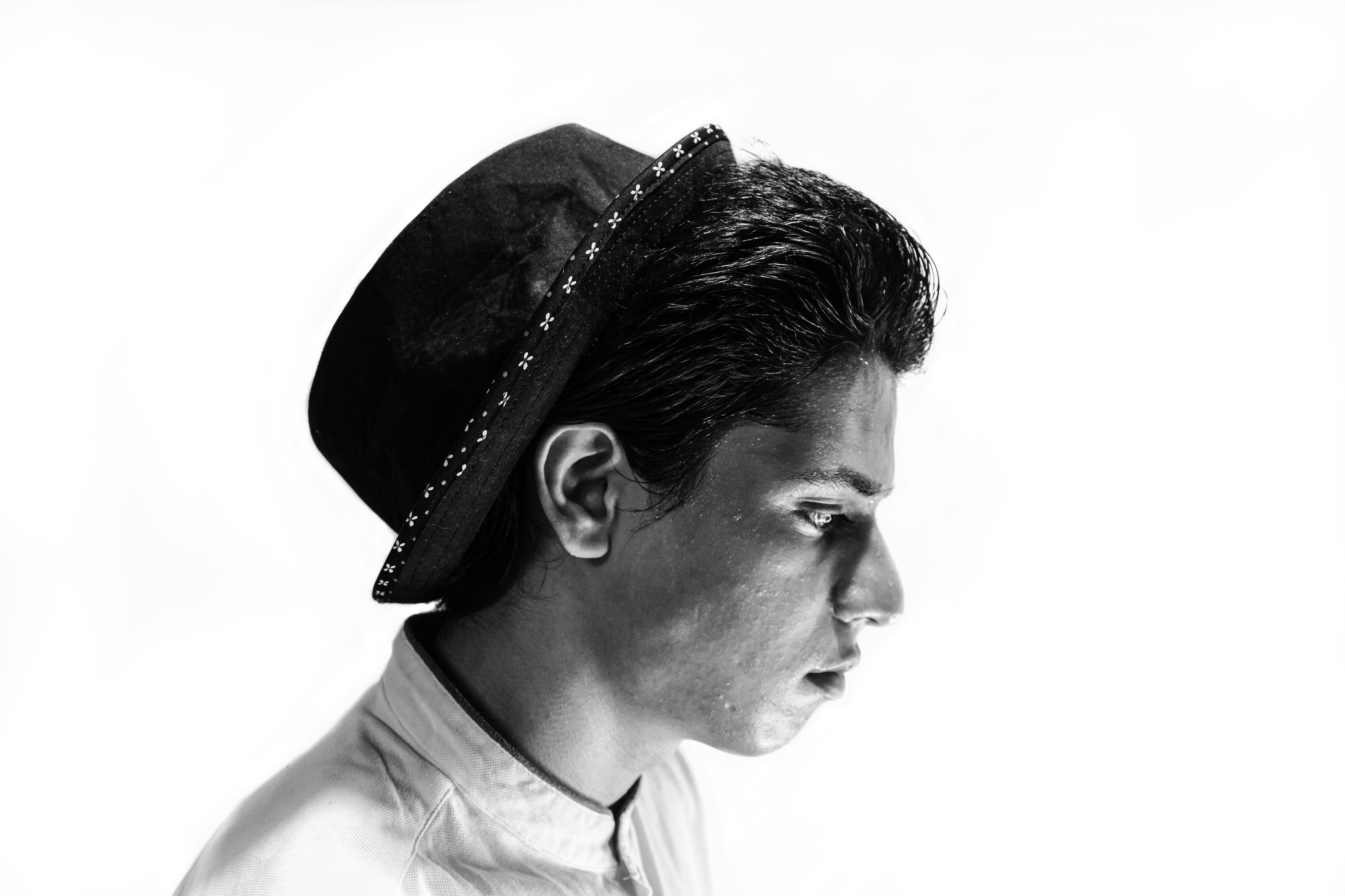 Un hombre con un sombrero en la cabeza foto – Imagen de Papel tapiz ...