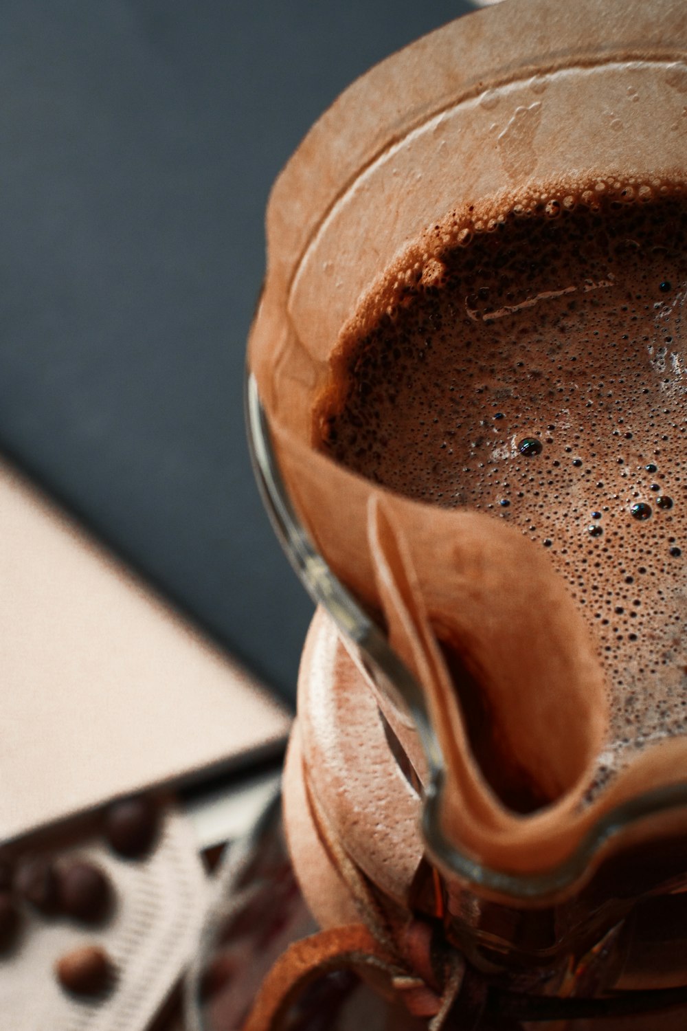 Tasse en céramique marron sur table blanche