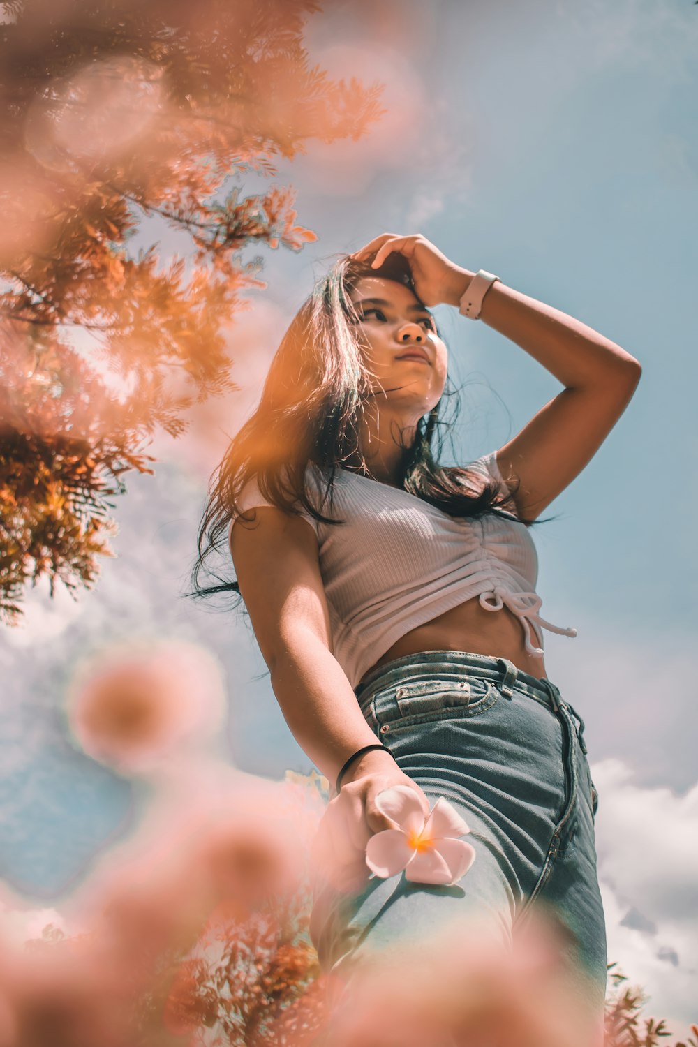 Frau in weißem Tanktop und blauen Jeansshorts