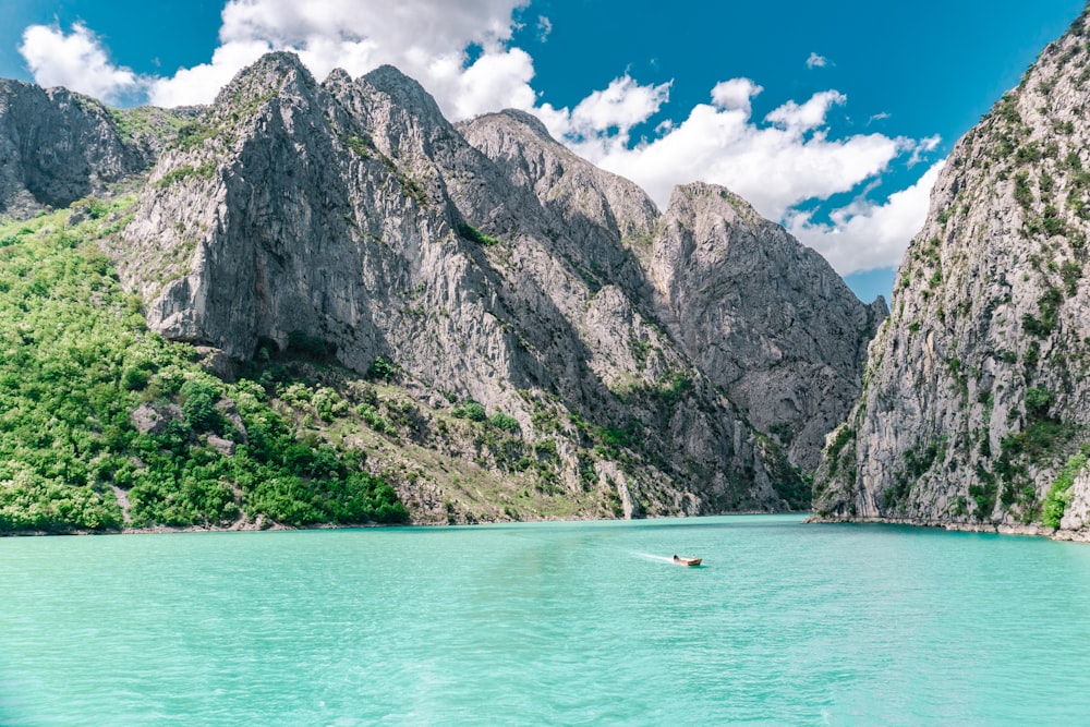 Bateau sur la mer près de Rocky Mountain pendant la journée