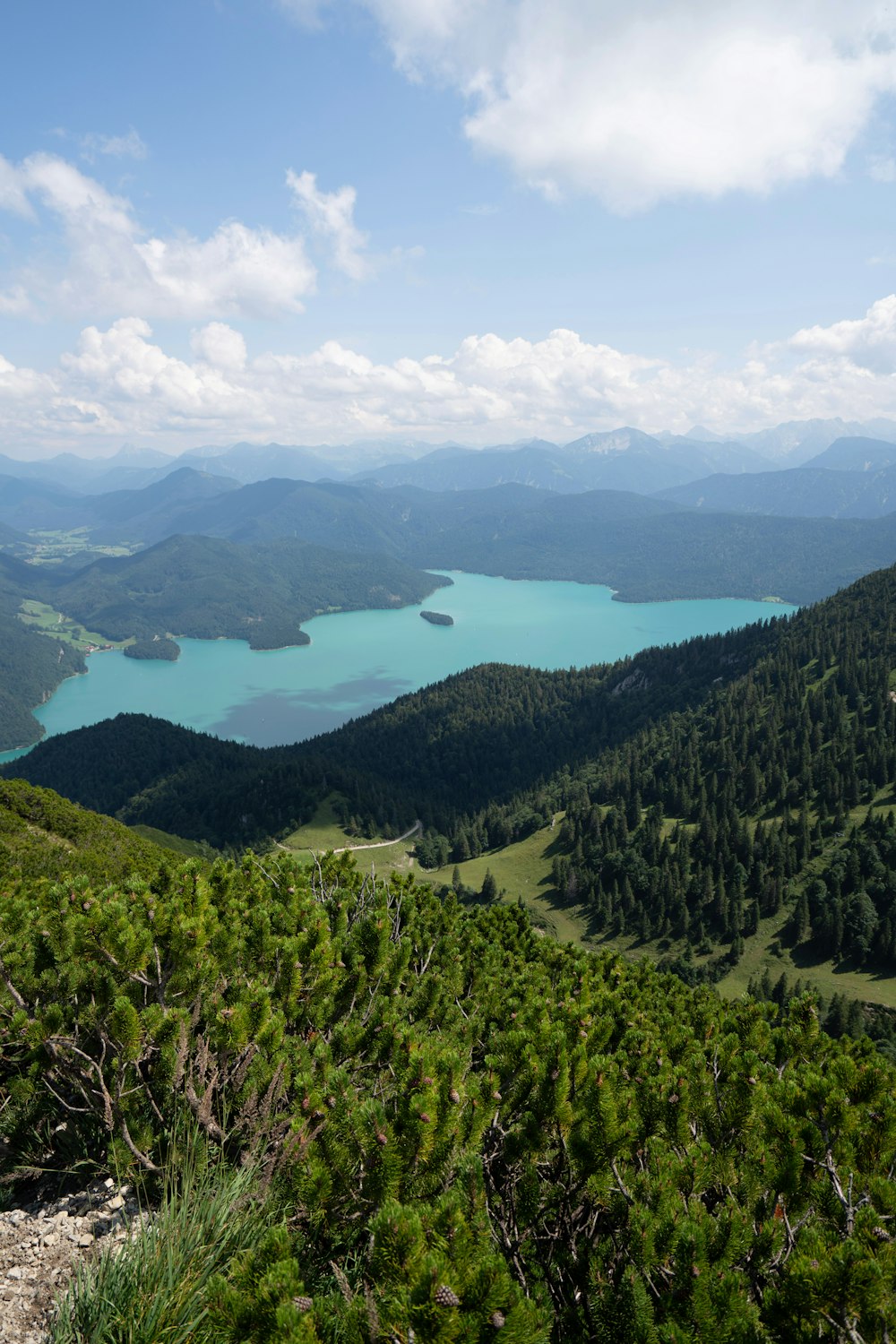Una vista panorámica de un lago y montañas