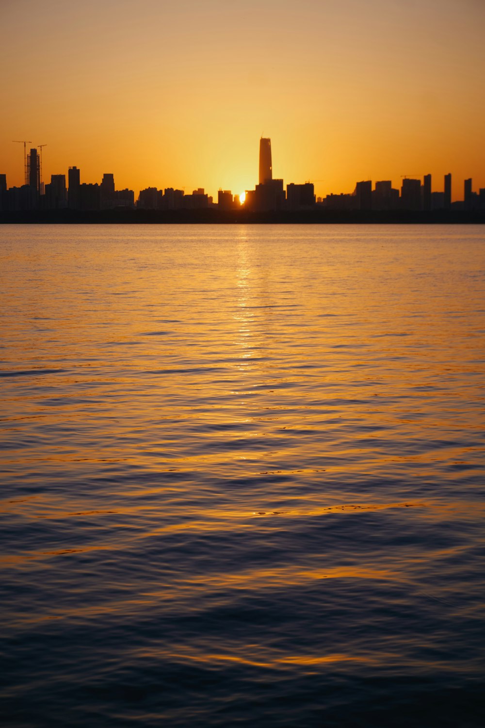 Silhouette der Skyline der Stadt bei Sonnenuntergang