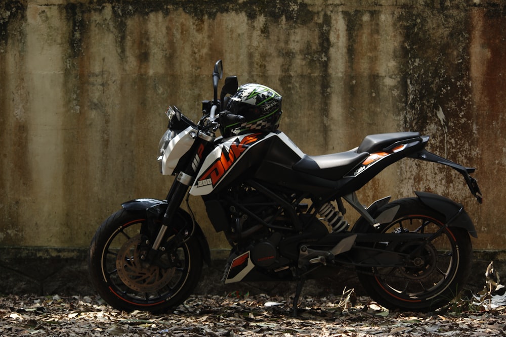 une moto garée devant un mur de béton