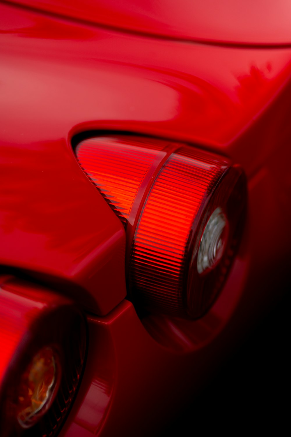 Un primo piano del fanale posteriore di un'auto rossa