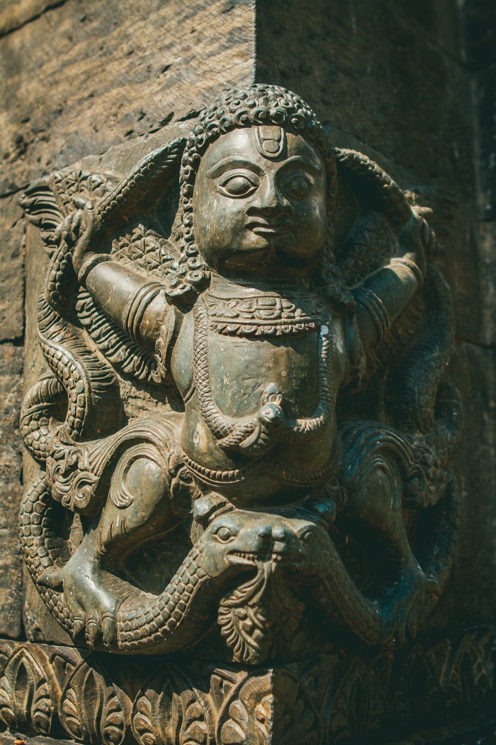 Statue en béton marron et noir