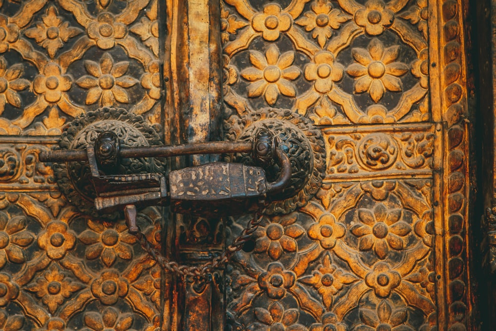 Porte en bois noir et marron