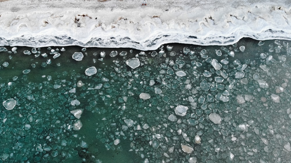Una vista aérea de un cuerpo de agua cubierto de hielo