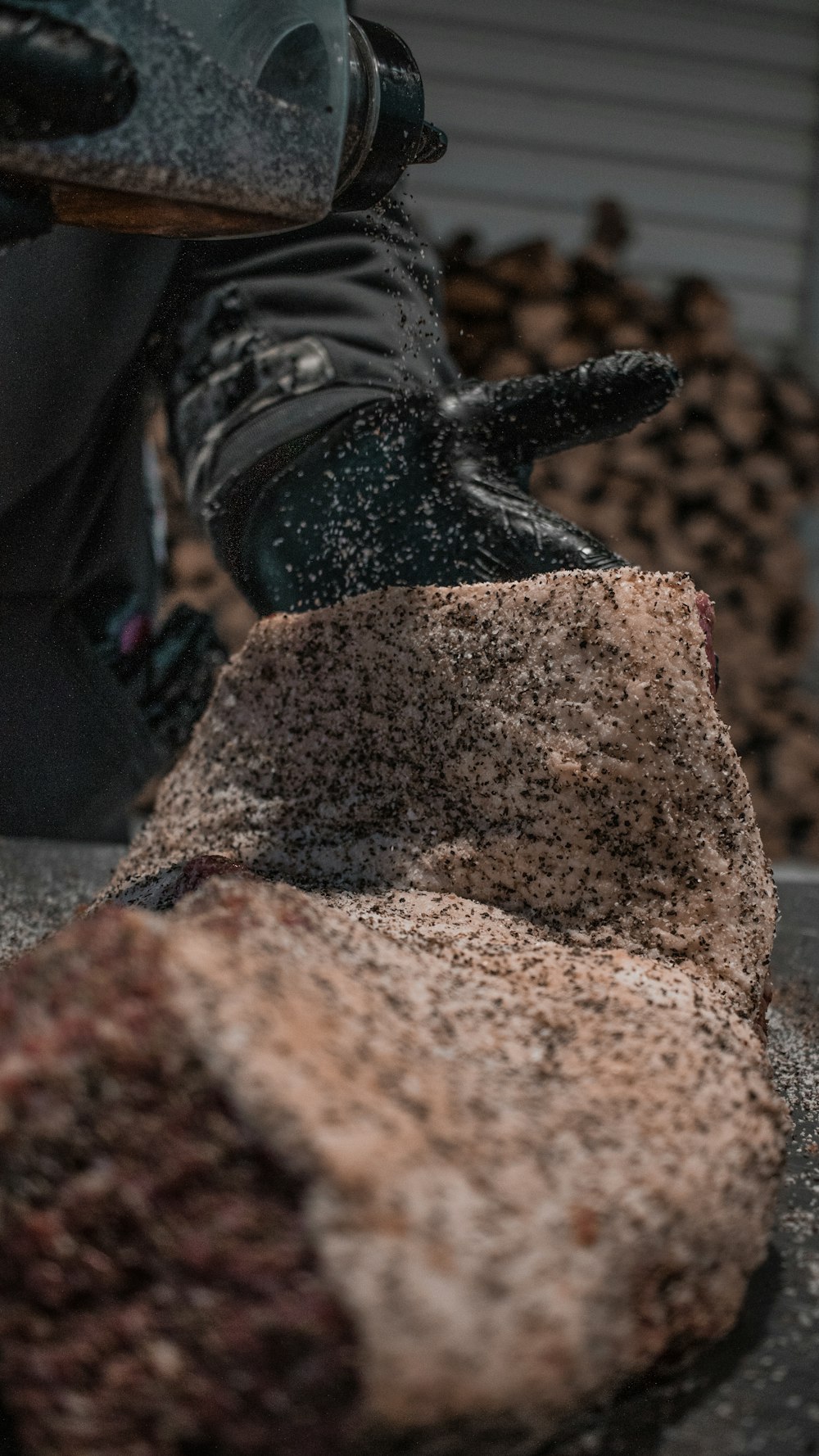 Person in schwarzen Hosen und schwarzen Schuhen auf braunem Felsen stehend