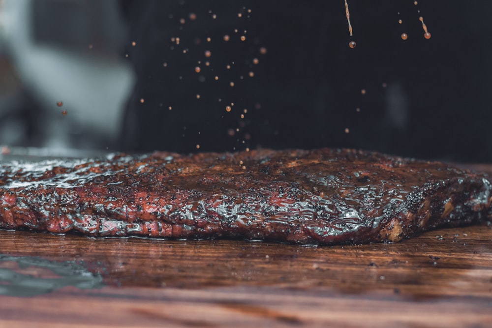 Carne a la parrilla marrón y negra