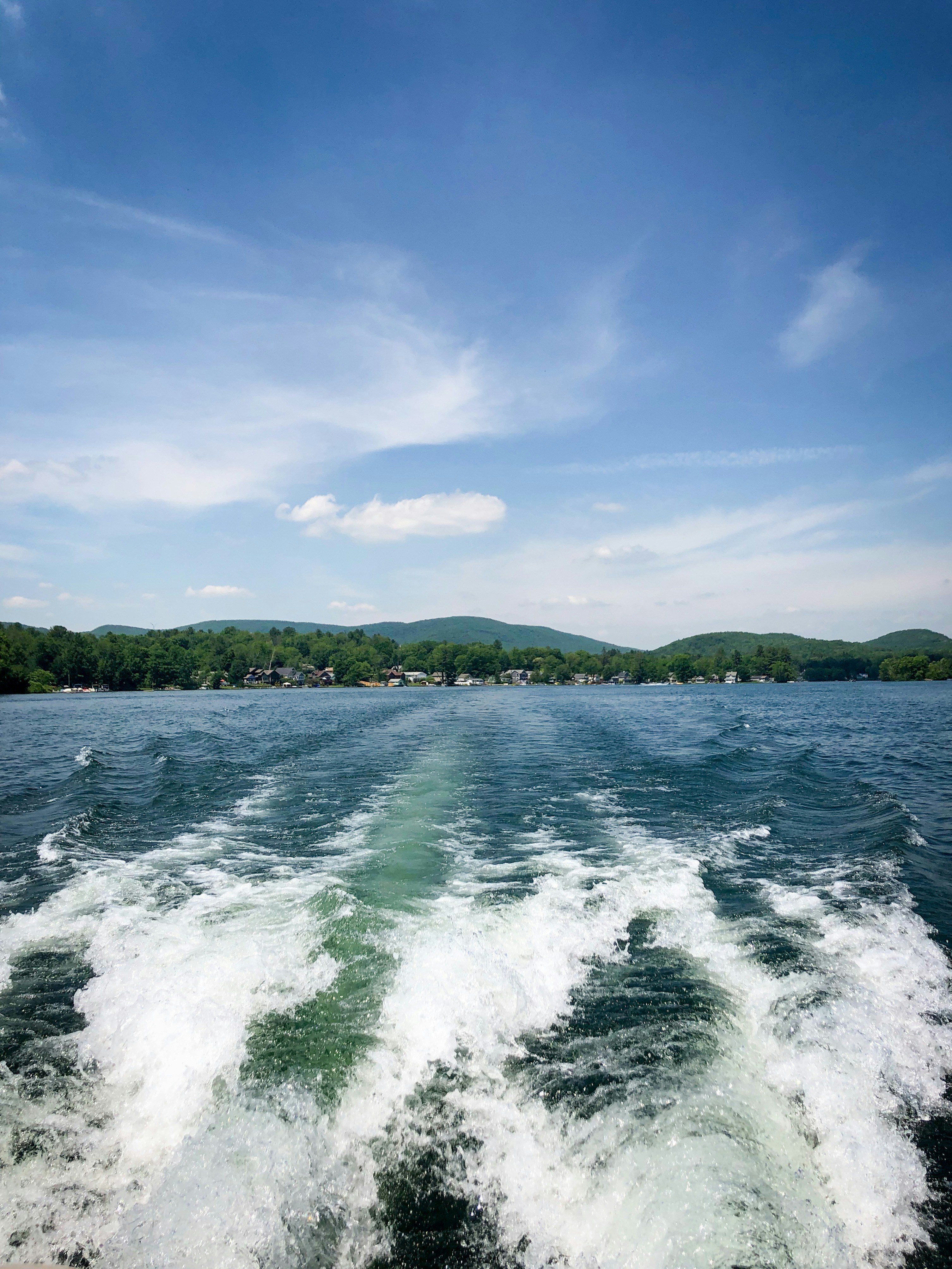 Les vagues de l’océan s’écrasent sur le rivage pendant la journée