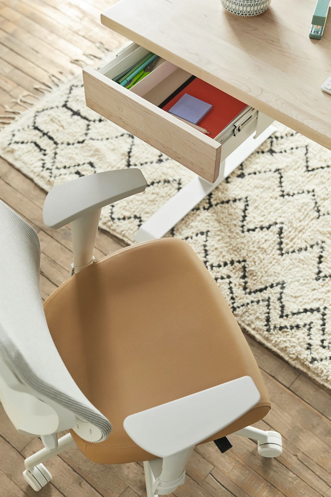 Espacio de oficina moderno con escritorio y silla ergonómica