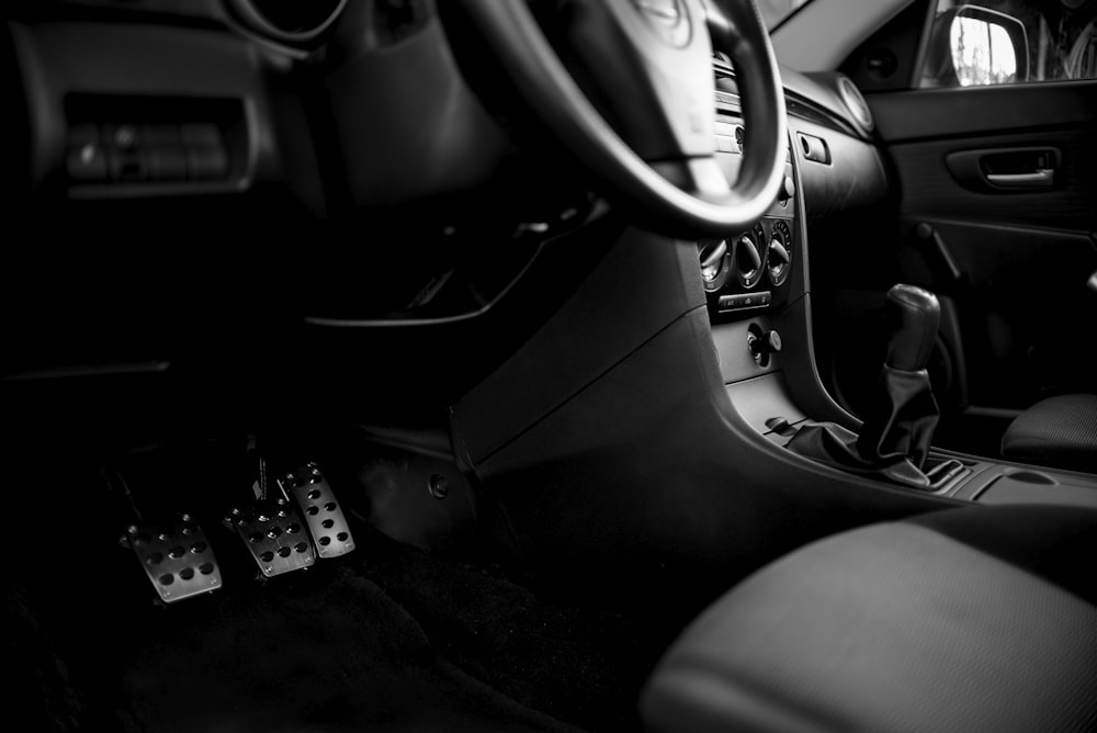 uma foto em preto e branco do interior de um carro