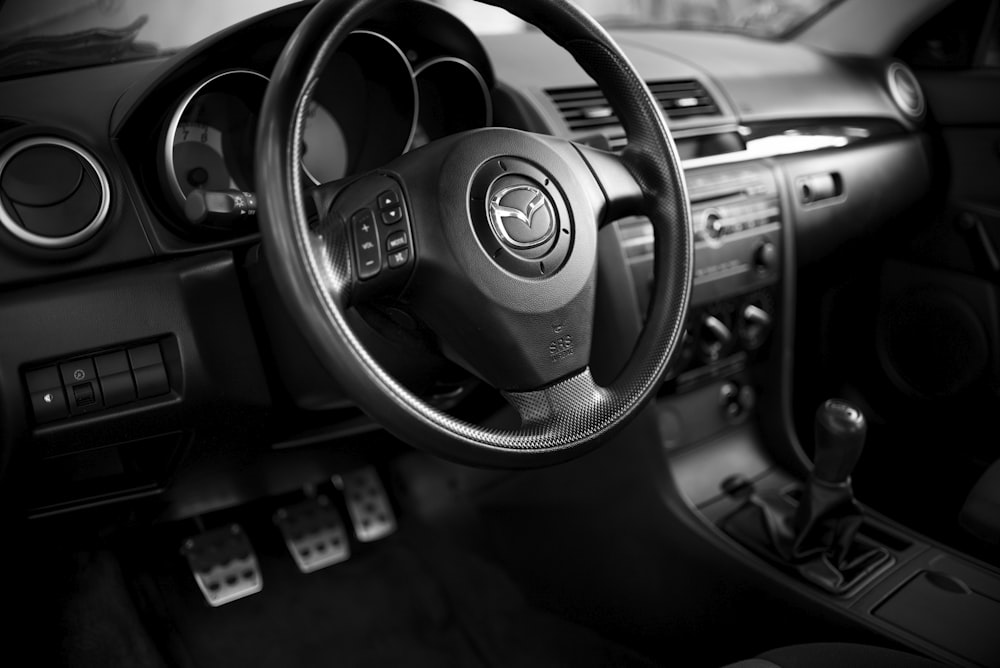 une photo en noir et blanc d’un tableau de bord de voiture