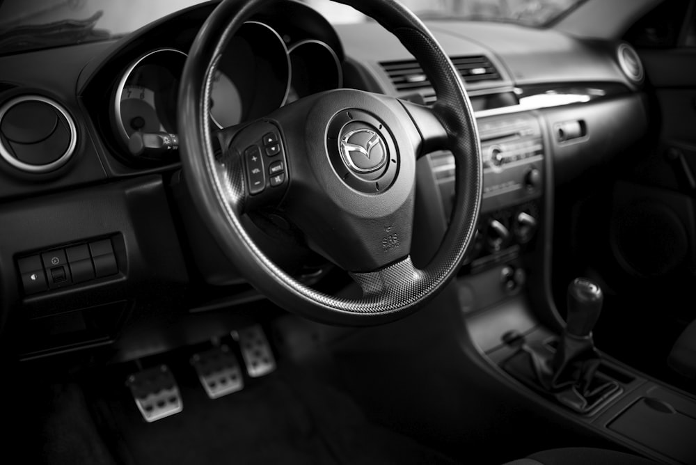 Una foto en blanco y negro del salpicadero de un coche