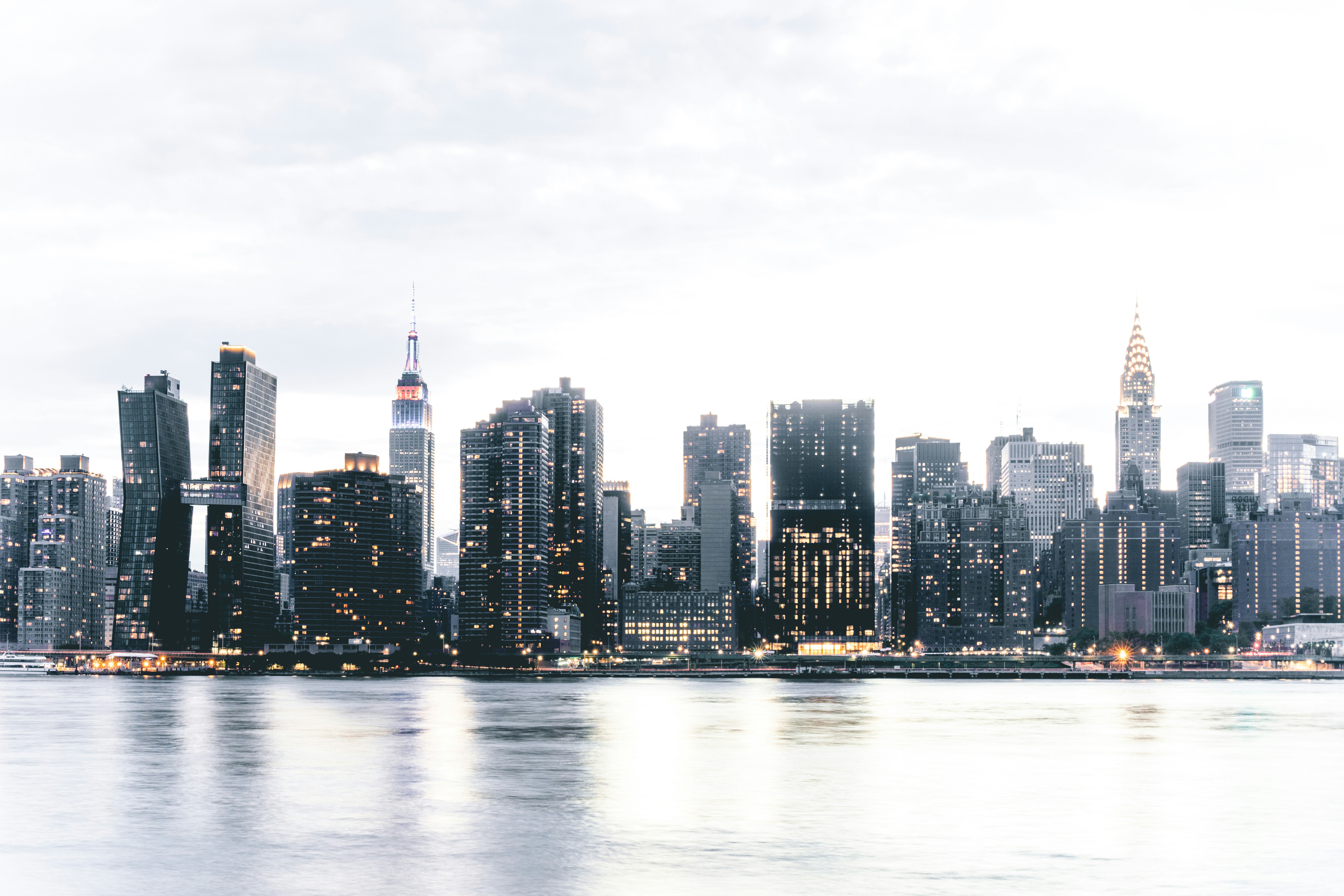 Skyline der Stadt tagsüber unter weißem Himmel