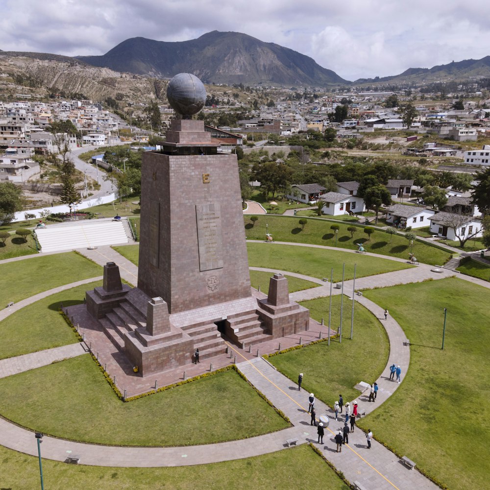 estátua cinzenta de concreto no campo verde da grama durante o dia