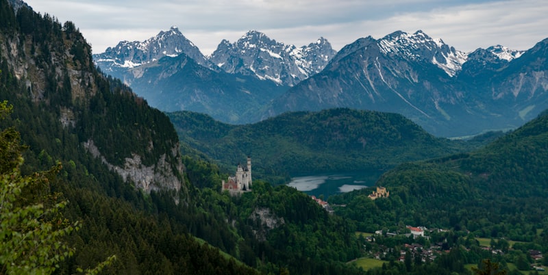 Lago y montañas en los Alpes Bávaros en Alemania