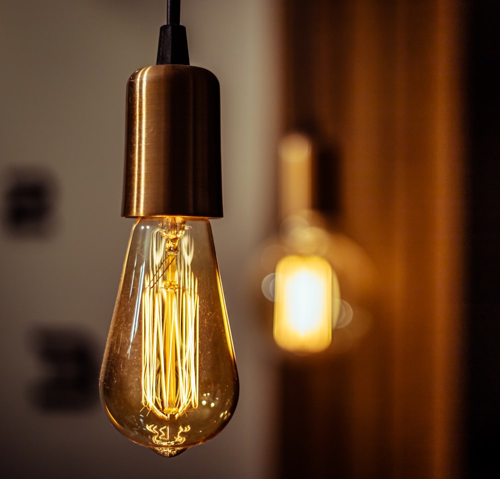 uma lâmpada pendurada em um teto em uma sala