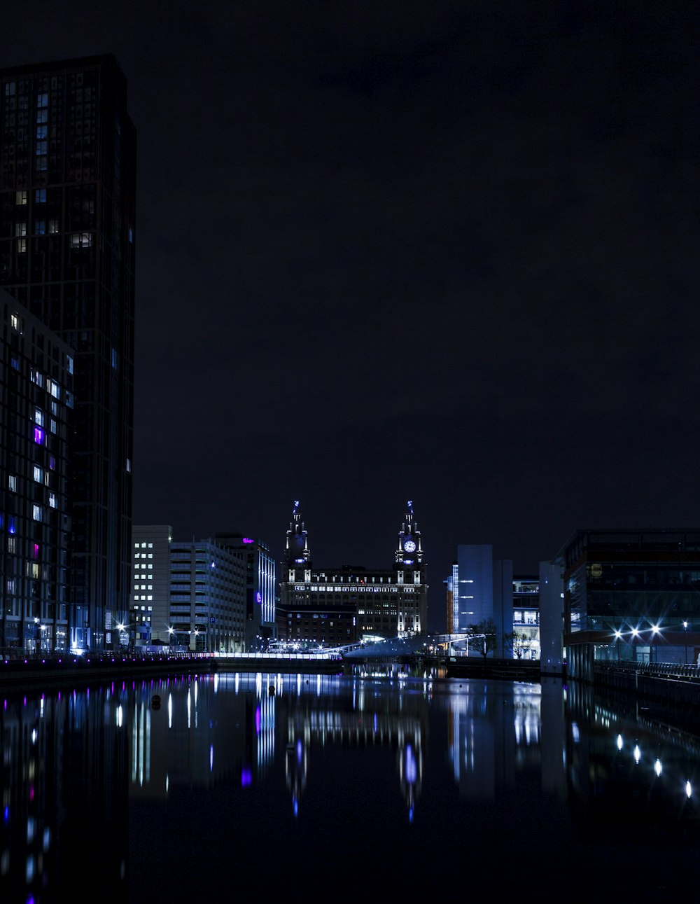 une vue d’une ville la nuit de l’autre côté de l’eau