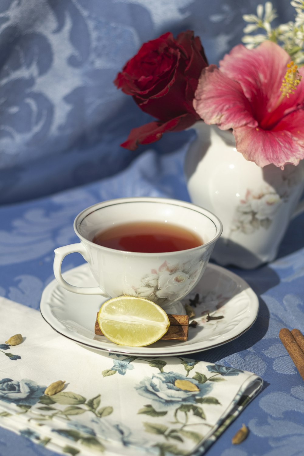 una taza de té con una rodaja de limón en un platillo