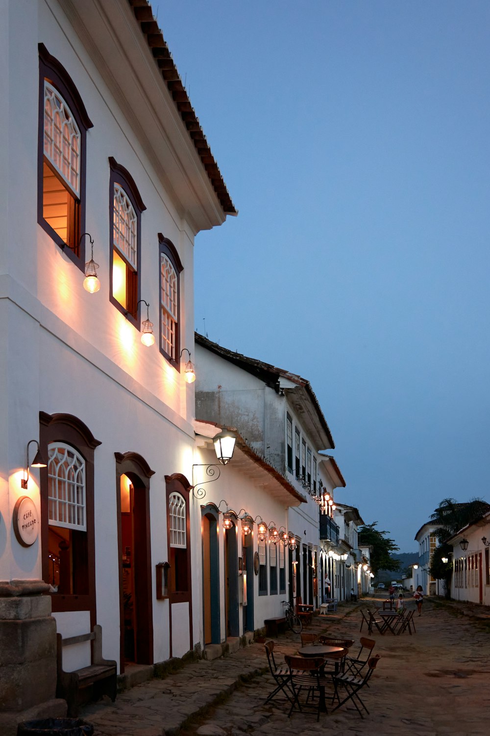 Edificio de hormigón blanco y marrón durante el día