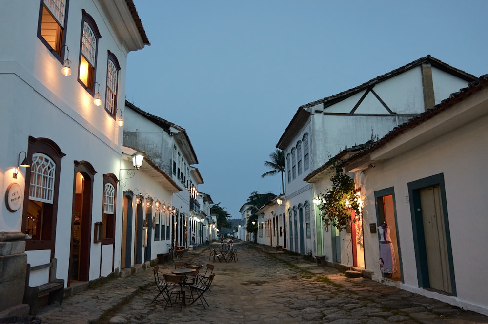 Una calle empedrada bordeada de edificios blancos