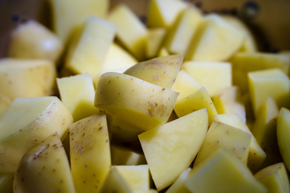 queso amarillo en plato de cerámica blanca