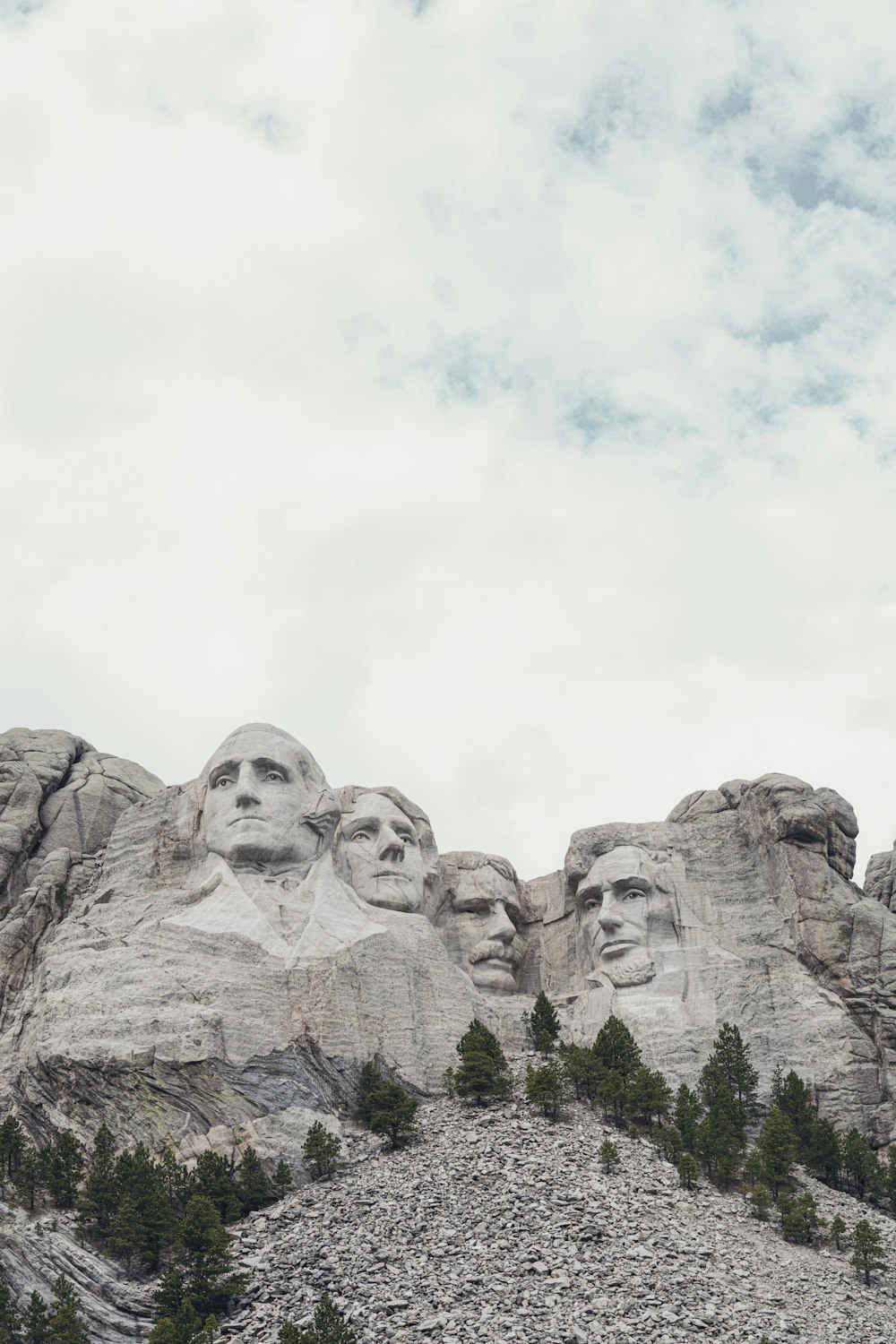 um grupo de presidentes esculpidos ao lado de uma montanha