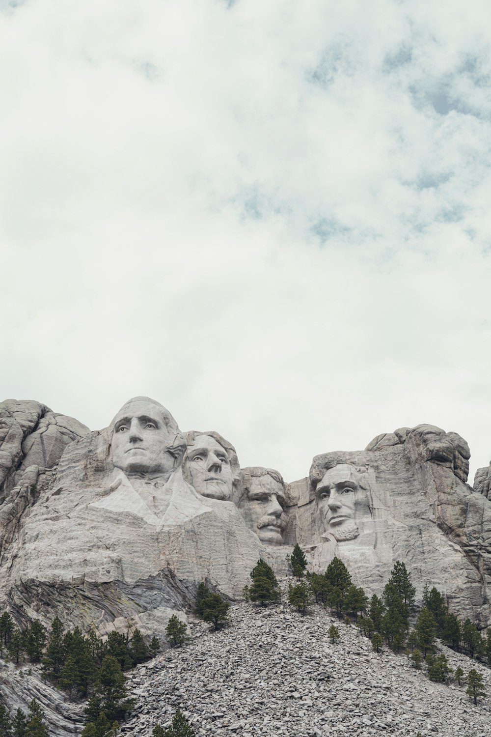 Un grupo de presidentes tallados en la ladera de una montaña