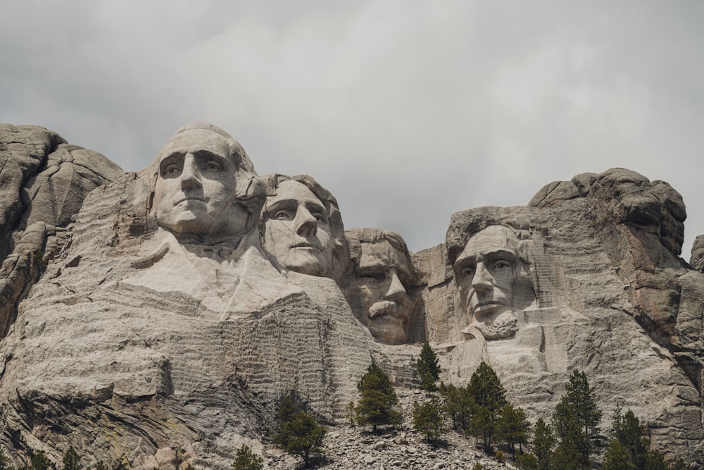 Un groupe de présidents sculpté dans le flanc d’une montagne