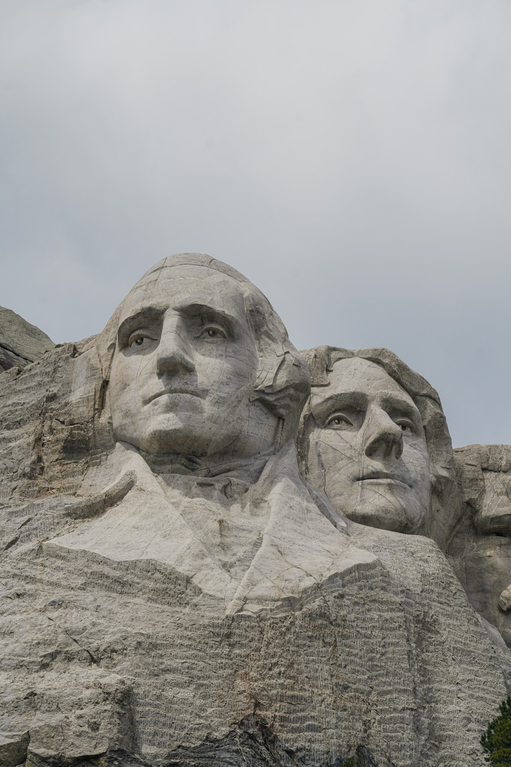 Eine Gruppe von Präsidenten, die in die Seite eines Berges geschnitzt wurden