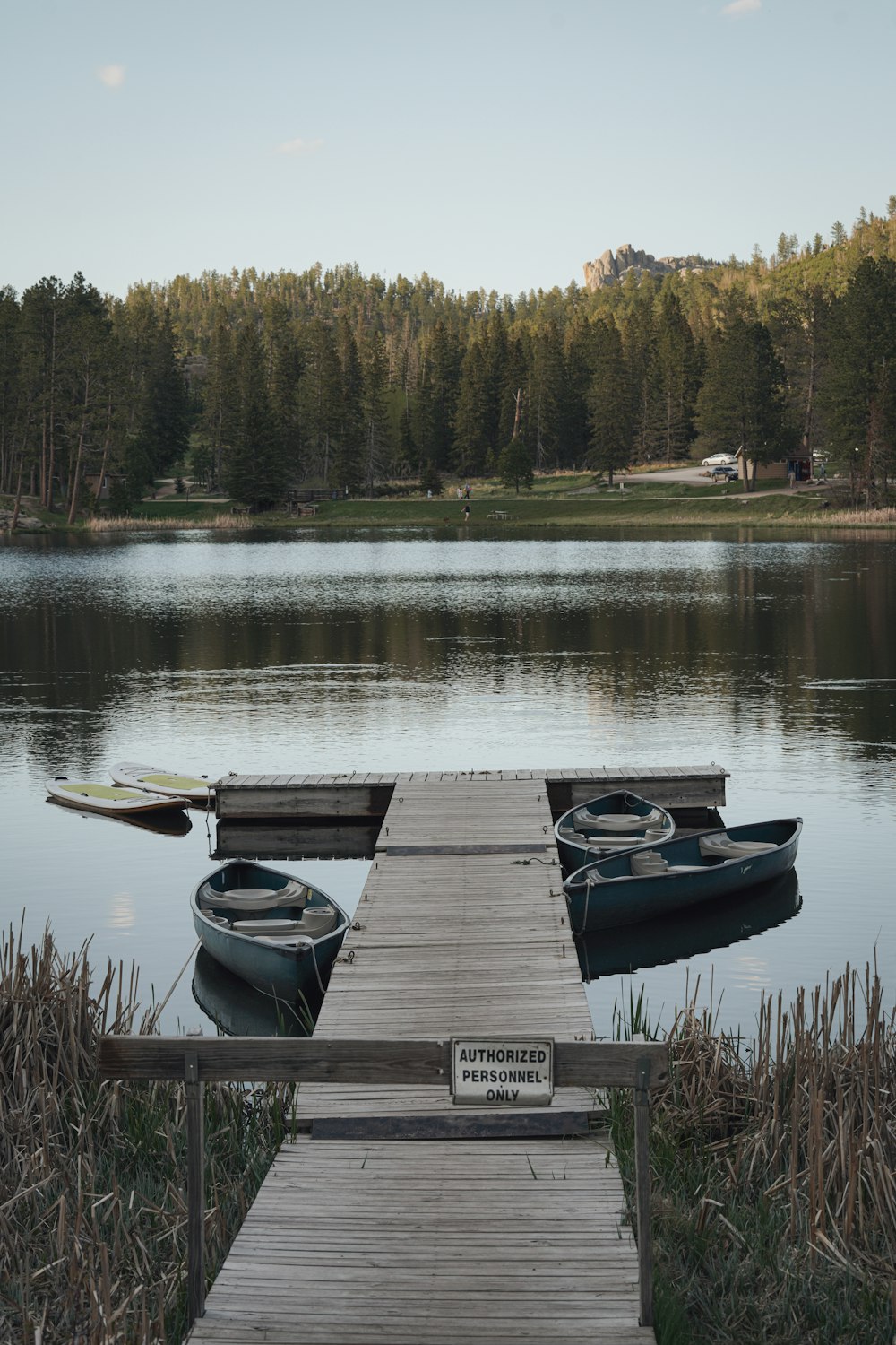 昼間の湖に浮かぶ茶色の木製のドック