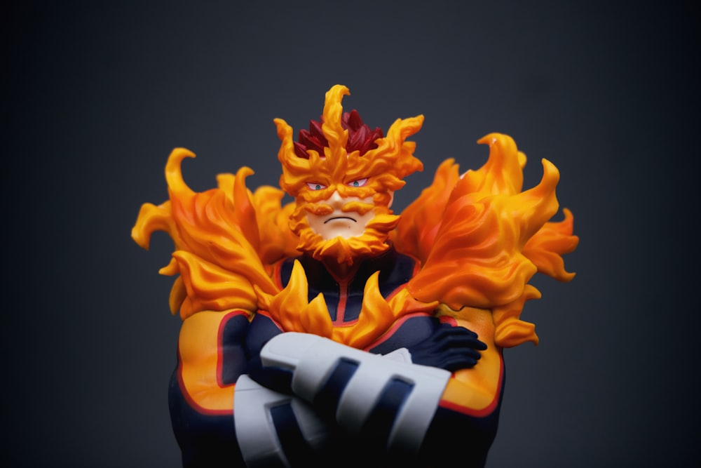 un gros plan d’une figurine d’une personne avec du feu sur le visage
