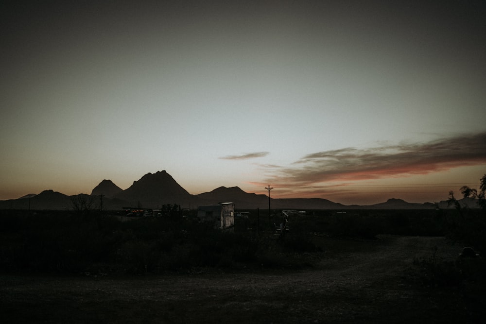 El sol se está poniendo sobre las montañas en el desierto