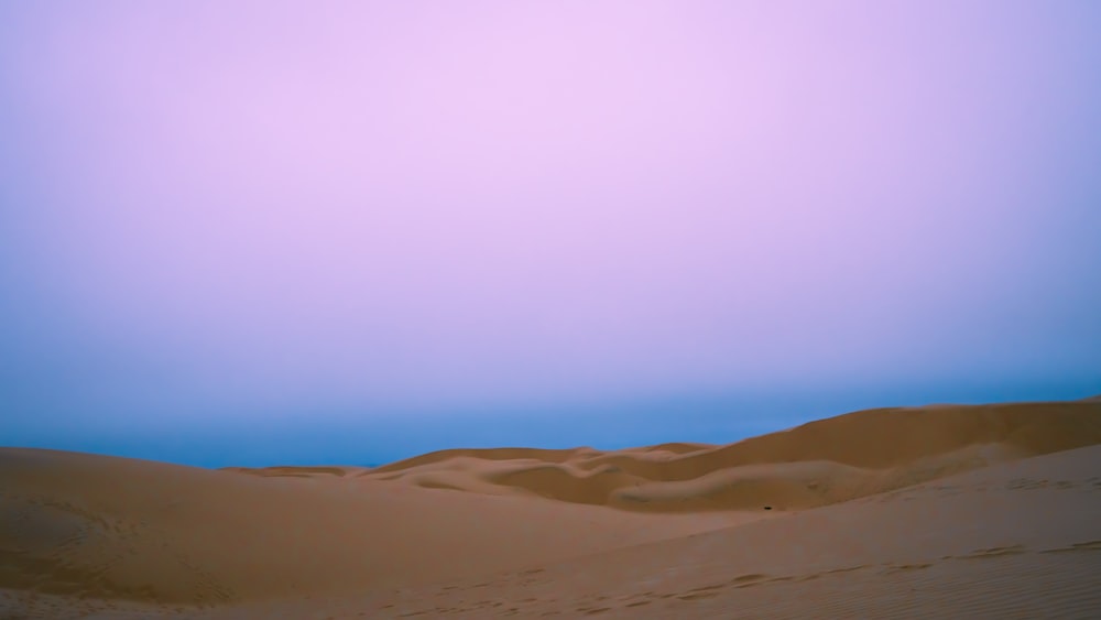 eine große Sanddüne mitten in einer Wüste