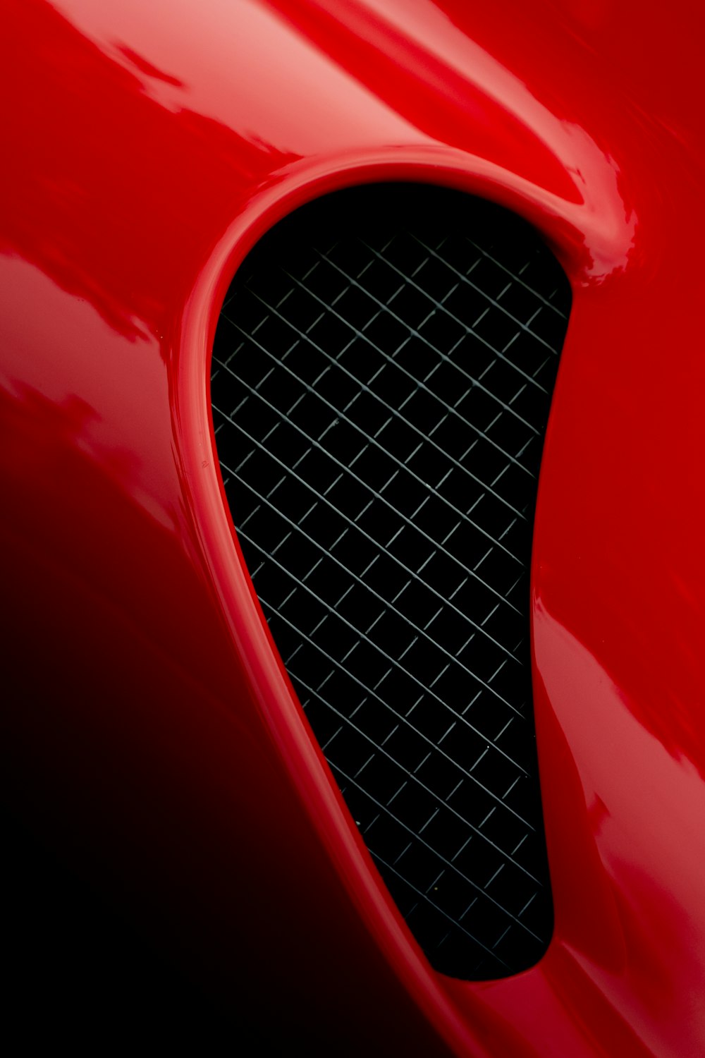 Un primo piano della parte anteriore di un'auto sportiva rossa