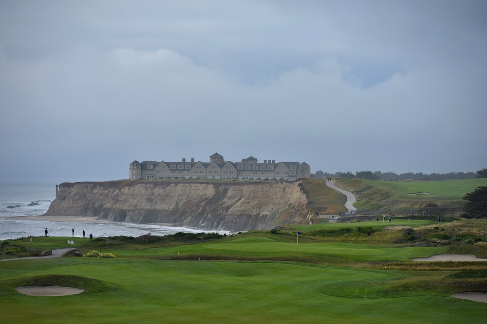 Una vista de un campo de golf con un castillo al fondo