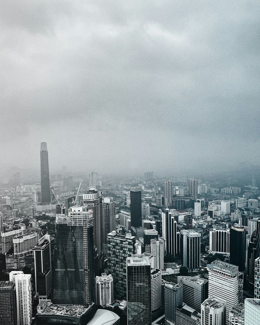 uma foto em preto e branco de uma paisagem urbana