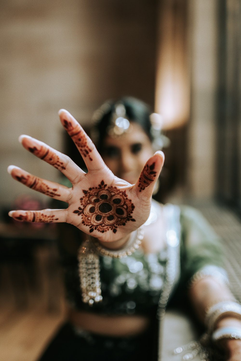 Eine Frau mit ihren Händen mit Henna bemalt