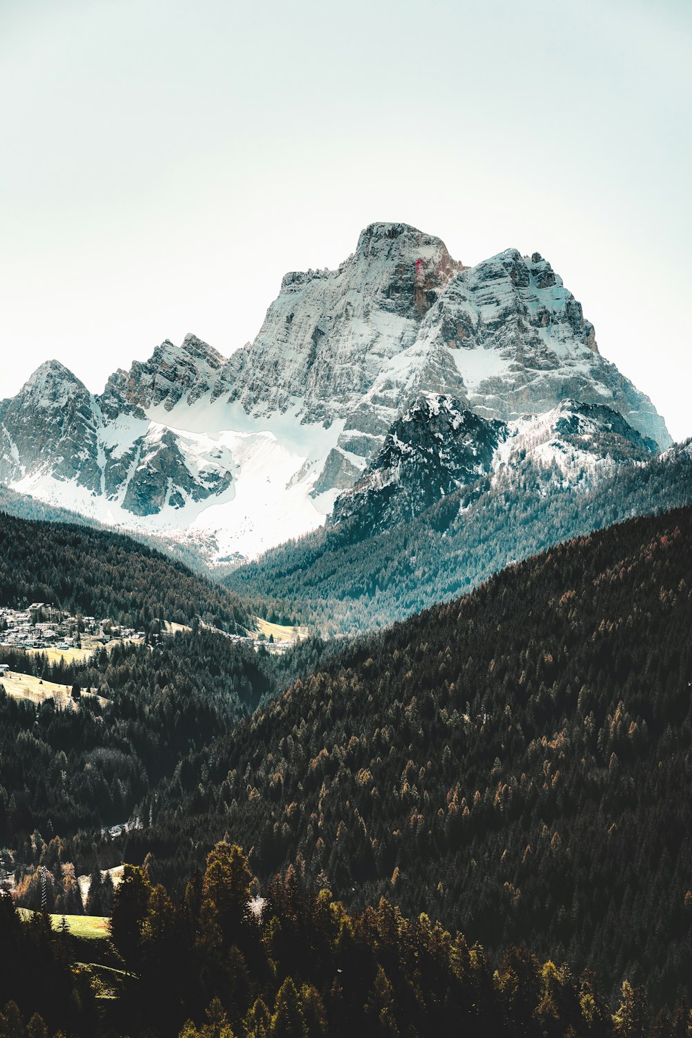 montanha coberta de neve durante o dia