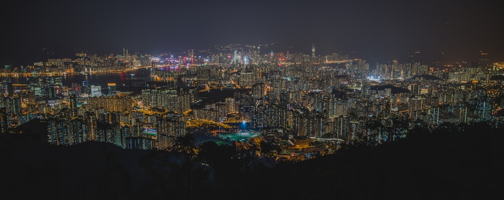 Horizonte de la ciudad durante la noche