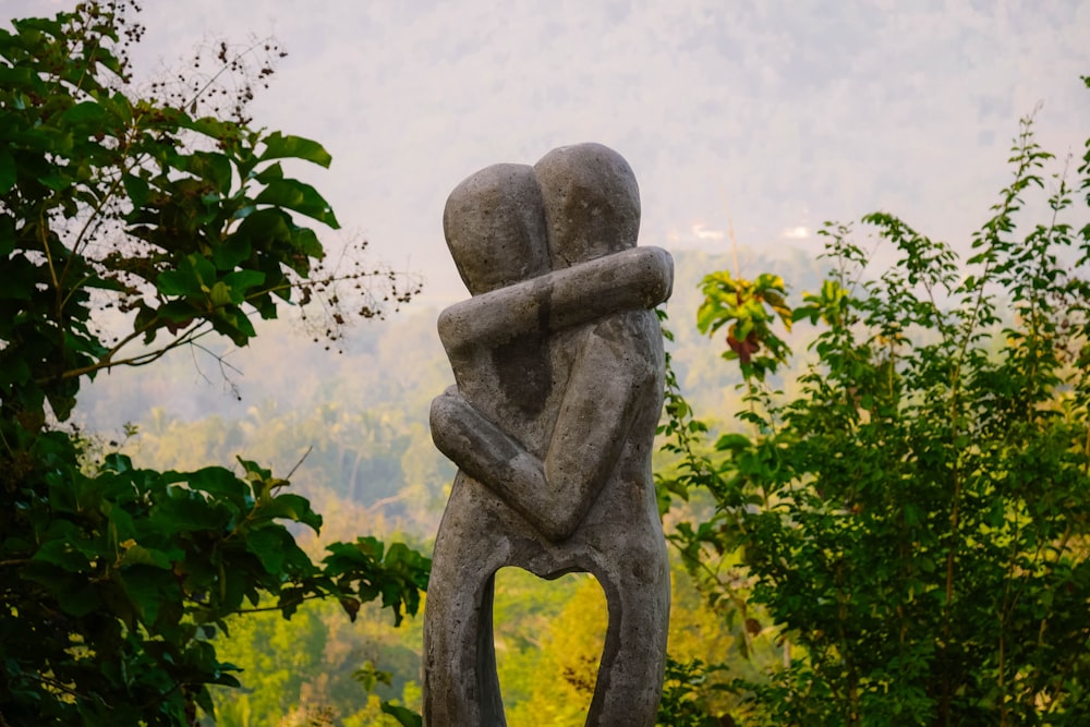 uma estátua de um casal abraçando-se