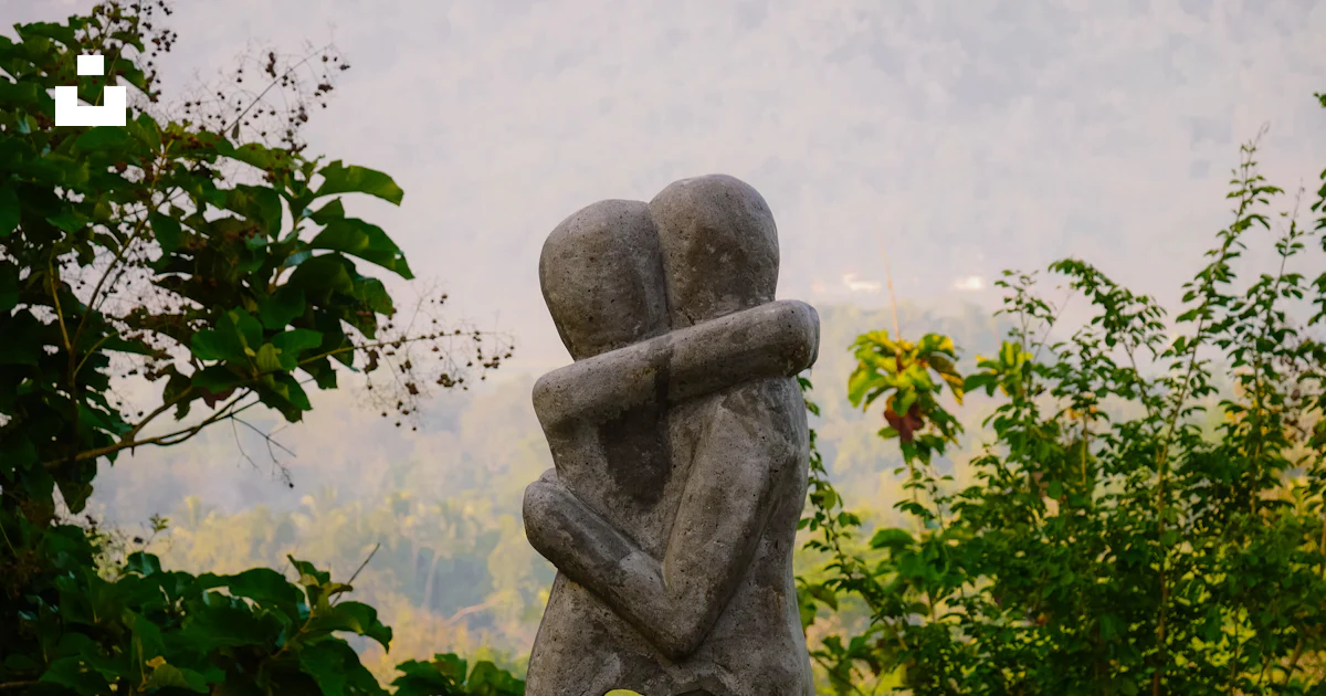 A statue of a couple hugging each other photo – Free Love Image on Unsplash