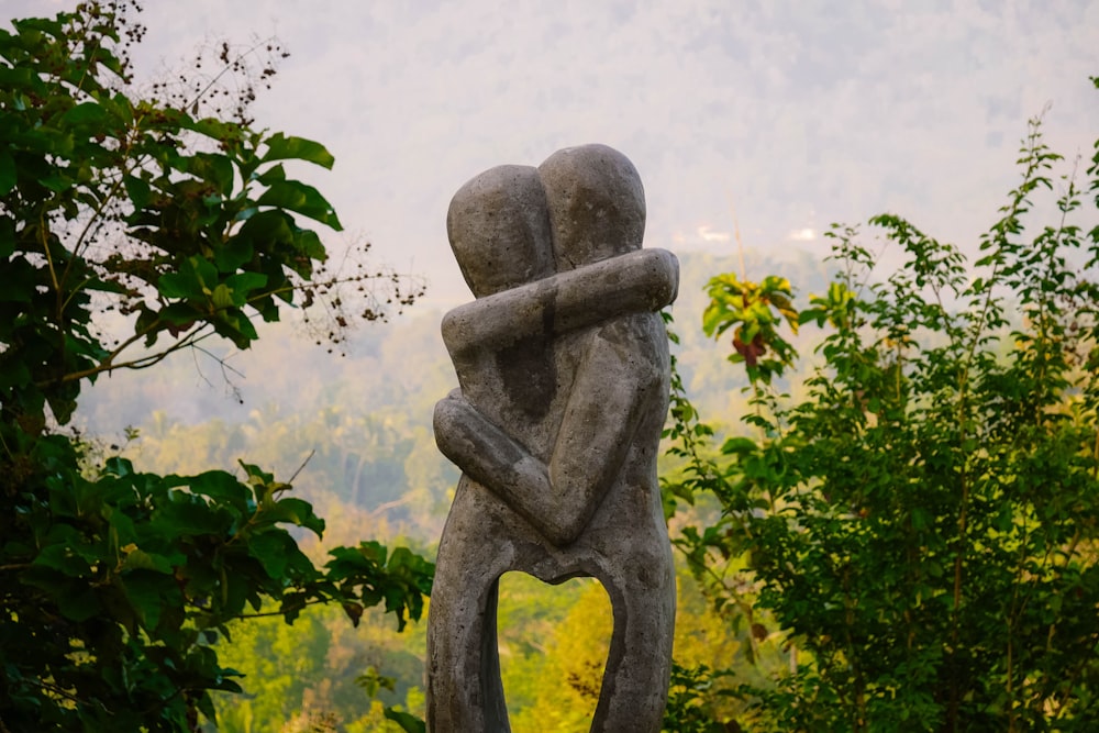 Una estatua de una pareja abrazándose